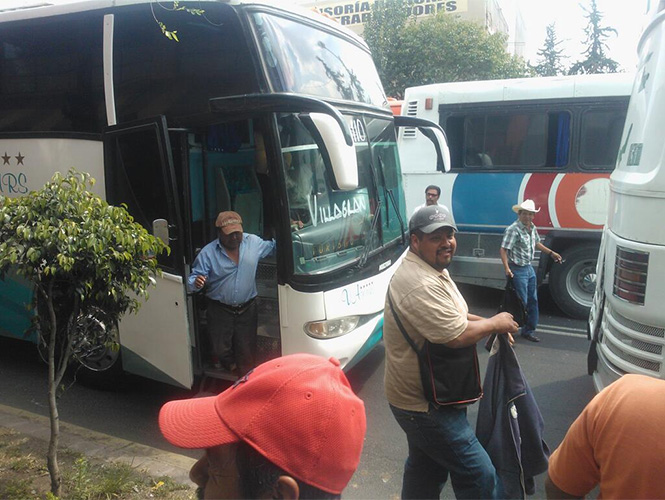 Campesinos llegaron a la Secretaría de Gobernación a bordo de 50 autobuses foráneos procedentes de Hidalgo. Foto Efrén Argüelles Campesinos llegaron a la Secretaría de Gobernación a bordo de 50 autobuses foráneos procedentes de Hidalgo. Foto Efrén Argüelles
