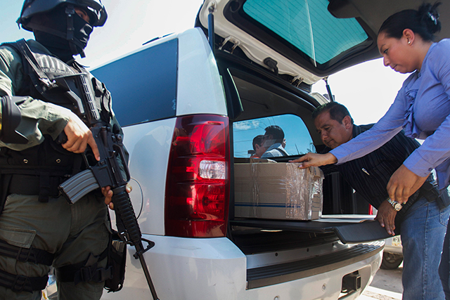 Las cajas con el efectivo fueron trasladadas en una camioneta de la PGJ, la cual fue escoltada por cinco vehículos de corporaciones de justicia. Foto: Fabiola Xicoténcatl