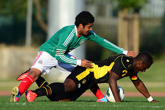 Una intensa lucha se vive en el medio campo (Mexsport) Una intensa lucha se vive en el medio campo (Mexsport)