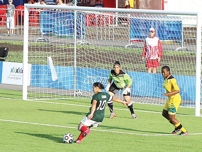 Charlyn Corral se dispone a disparar a la portería sudafricana. Foto: Conade