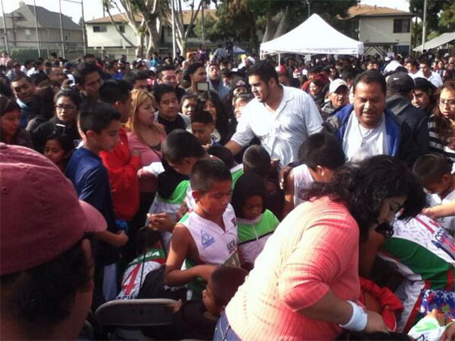 Un total de 22 menores de la Academia DIF Oaxaca ABIM, acompañados por tres entrenadores, disfrutaron de la pista tras colocarse los patines.