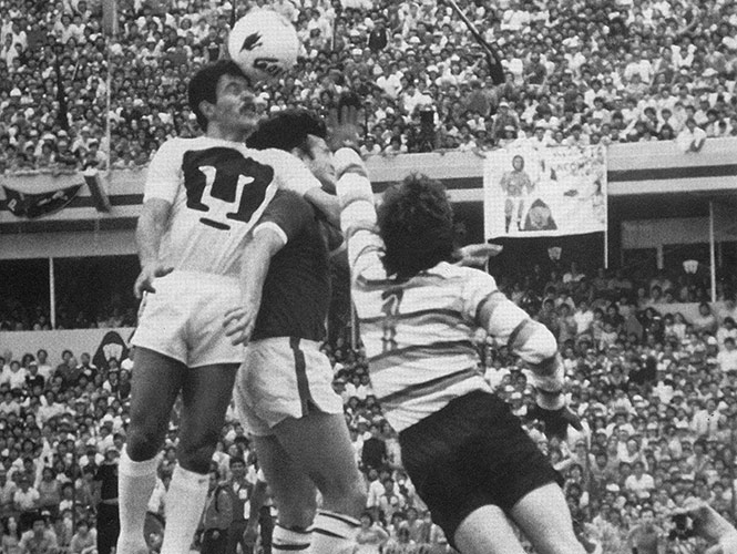 En la 1980-81, con los Pumas, salió campeón ante el Cruz Azul.