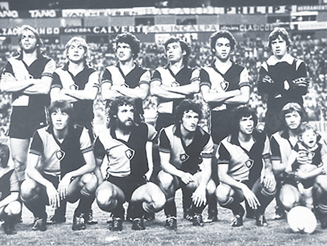 Ferretti, de pie, tercero de izquierda a derecha, con el Atlas en 1977.
