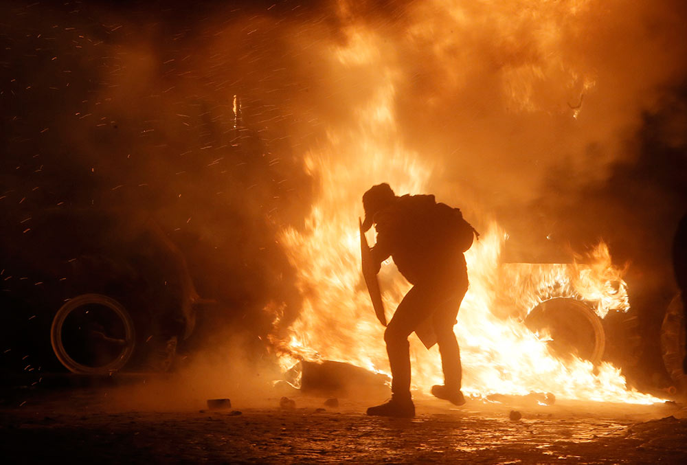Las protestas contra el gobierno en Kiev, la capital de Ucrania, se convirtieron el domingo en batallas feroces contra la policía mientras cientos de manifestantes lanzaron piedras y bombas incendiarias para quemar vehículos oficiales Las protestas contra el gobierno en Kiev, la capital de Ucrania, se convirtieron el domingo en batallas feroces contra la policía mientras cientos de manifestantes lanzaron piedras y bombas incendiarias para quemar vehículos oficiales