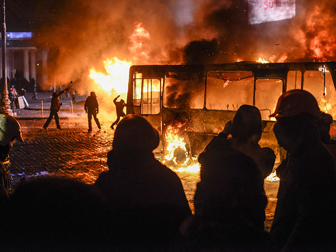 Las protestas contra el gobierno en Kiev, la capital de Ucrania, se convirtieron el domingo en batallas feroces contra la policía mientras cientos de manifestantes lanzaron piedras y bombas incendiarias para quemar vehículos oficiales Las protestas contra el gobierno en Kiev, la capital de Ucrania, se convirtieron el domingo en batallas feroces contra la policía mientras cientos de manifestantes lanzaron piedras y bombas incendiarias para quemar vehículos oficiales