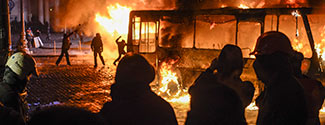 Las protestas contra el gobierno en Kiev, la capital de Ucrania, se convirtieron el domingo en batallas feroces contra la policía mientras cientos de manifestantes lanzaron piedras y bombas incendiarias para quemar vehículos oficiales Las protestas contra el gobierno en Kiev, la capital de Ucrania, se convirtieron el domingo en batallas feroces contra la policía mientras cientos de manifestantes lanzaron piedras y bombas incendiarias para quemar vehículos oficiales