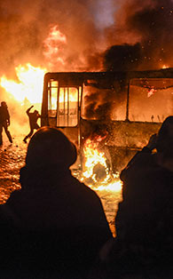 Las protestas contra el gobierno en Kiev, la capital de Ucrania, se convirtieron el domingo en batallas feroces contra la policía mientras cientos de manifestantes lanzaron piedras y bombas incendiarias para quemar vehículos oficiales Las protestas contra el gobierno en Kiev, la capital de Ucrania, se convirtieron el domingo en batallas feroces contra la policía mientras cientos de manifestantes lanzaron piedras y bombas incendiarias para quemar vehículos oficiales