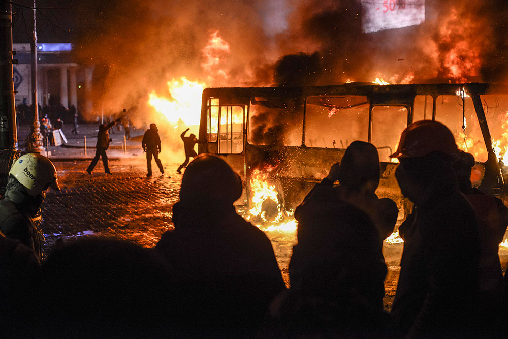 Las protestas contra el gobierno en Kiev, la capital de Ucrania, se convirtieron el domingo en batallas feroces contra la policía mientras cientos de manifestantes lanzaron piedras y bombas incendiarias para quemar vehículos oficiales Las protestas contra el gobierno en Kiev, la capital de Ucrania, se convirtieron el domingo en batallas feroces contra la policía mientras cientos de manifestantes lanzaron piedras y bombas incendiarias para quemar vehículos oficiales