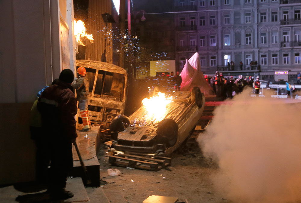 Las protestas contra el gobierno en Kiev, la capital de Ucrania, se convirtieron el domingo en batallas feroces contra la policía mientras cientos de manifestantes lanzaron piedras y bombas incendiarias para quemar vehículos oficiales Las protestas contra el gobierno en Kiev, la capital de Ucrania, se convirtieron el domingo en batallas feroces contra la policía mientras cientos de manifestantes lanzaron piedras y bombas incendiarias para quemar vehículos oficiales