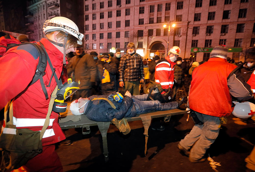 Las protestas contra el gobierno en Kiev, la capital de Ucrania, se convirtieron el domingo en batallas feroces contra la policía mientras cientos de manifestantes lanzaron piedras y bombas incendiarias para quemar vehículos oficiales Las protestas contra el gobierno en Kiev, la capital de Ucrania, se convirtieron el domingo en batallas feroces contra la policía mientras cientos de manifestantes lanzaron piedras y bombas incendiarias para quemar vehículos oficiales