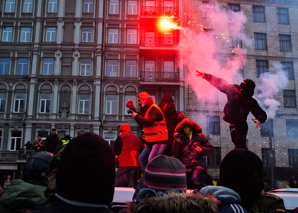 Las protestas contra el gobierno en Kiev, la capital de Ucrania, se convirtieron el domingo en batallas feroces contra la policía mientras cientos de manifestantes lanzaron piedras y bombas incendiarias para quemar vehículos oficiales Las protestas contra el gobierno en Kiev, la capital de Ucrania, se convirtieron el domingo en batallas feroces contra la policía mientras cientos de manifestantes lanzaron piedras y bombas incendiarias para quemar vehículos oficiales