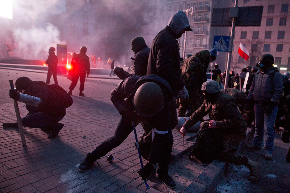 Las protestas contra el gobierno en Kiev, la capital de Ucrania, se convirtieron el domingo en batallas feroces contra la policía mientras cientos de manifestantes lanzaron piedras y bombas incendiarias para quemar vehículos oficiales Las protestas contra el gobierno en Kiev, la capital de Ucrania, se convirtieron el domingo en batallas feroces contra la policía mientras cientos de manifestantes lanzaron piedras y bombas incendiarias para quemar vehículos oficiales