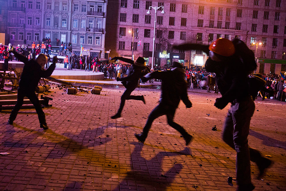 Las protestas contra el gobierno en Kiev, la capital de Ucrania, se convirtieron el domingo en batallas feroces contra la policía mientras cientos de manifestantes lanzaron piedras y bombas incendiarias para quemar vehículos oficiales Las protestas contra el gobierno en Kiev, la capital de Ucrania, se convirtieron el domingo en batallas feroces contra la policía mientras cientos de manifestantes lanzaron piedras y bombas incendiarias para quemar vehículos oficiales
