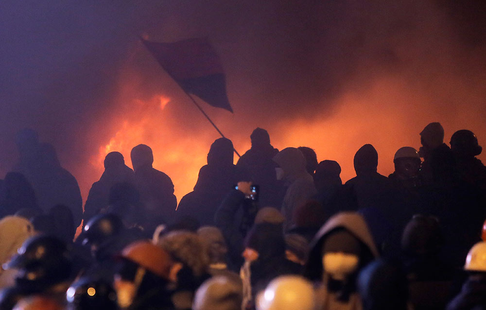 Las protestas contra el gobierno en Kiev, la capital de Ucrania, se convirtieron el domingo en batallas feroces contra la policía mientras cientos de manifestantes lanzaron piedras y bombas incendiarias para quemar vehículos oficiales Las protestas contra el gobierno en Kiev, la capital de Ucrania, se convirtieron el domingo en batallas feroces contra la policía mientras cientos de manifestantes lanzaron piedras y bombas incendiarias para quemar vehículos oficiales