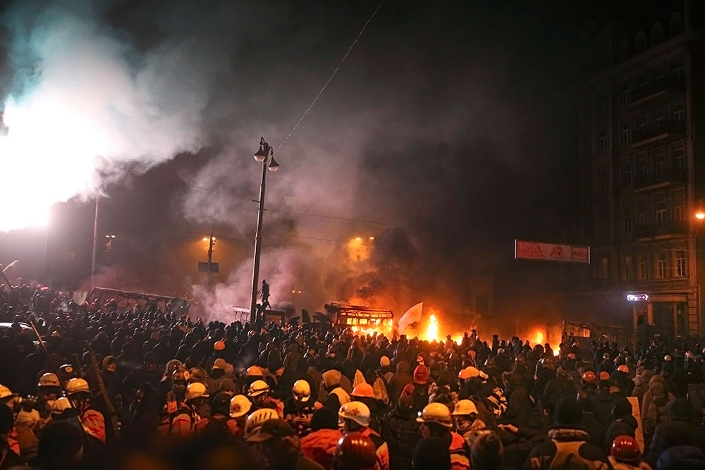 Las protestas contra el gobierno en Kiev, la capital de Ucrania, se convirtieron el domingo en batallas feroces contra la policía mientras cientos de manifestantes lanzaron piedras y bombas incendiarias para quemar vehículos oficiales Las protestas contra el gobierno en Kiev, la capital de Ucrania, se convirtieron el domingo en batallas feroces contra la policía mientras cientos de manifestantes lanzaron piedras y bombas incendiarias para quemar vehículos oficiales