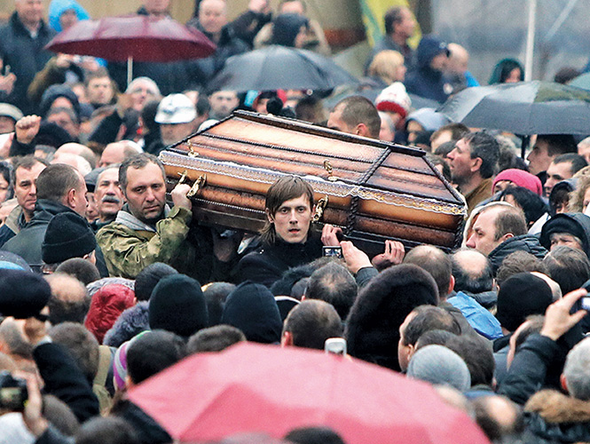 Manifestantes realizaron en la Plaza de la Independencia los funerales de las víctimas que dejaron los enfrentamientos.