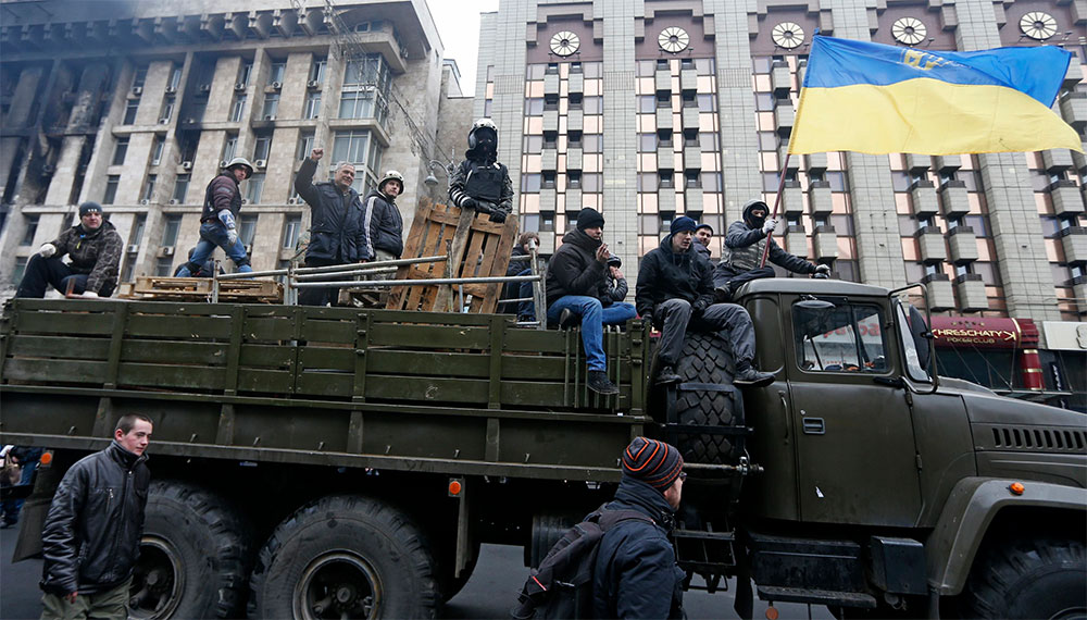 Los manifestantes de la oposición ya controlan la capital, incluido el Parlamento y la propia residencia de Yanukovich en Mezhigorie, en las afueras de Kiev.