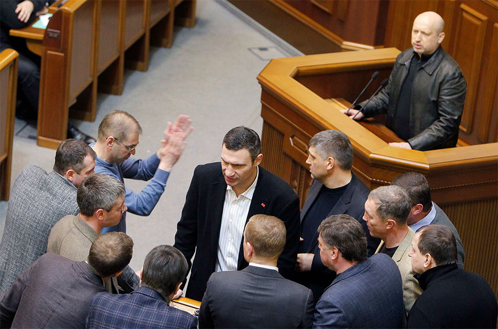 Los legisladores, que convocaron a elecciones anticipadas el 25 de mayo, también ordenó la liberación inmediata de la ex primera ministra Yulia Timoshenko.