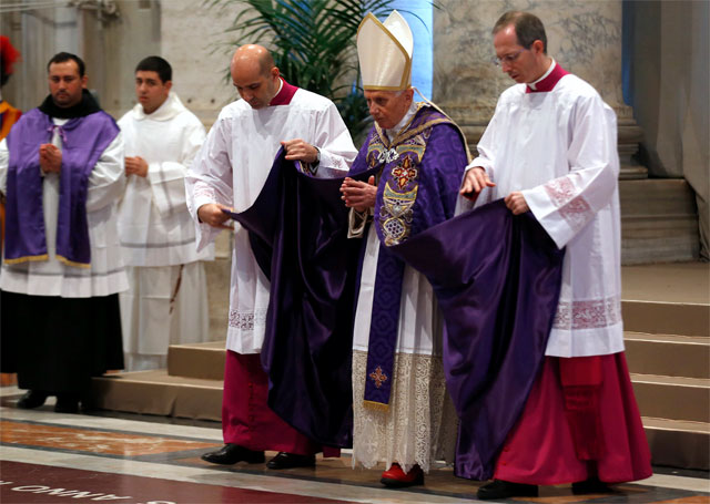 La última misa. El papa Benedicto XVI celebra hoy su última homilía al frente de la Iglesia católica en la celebración del Miércoles de Ceniza.