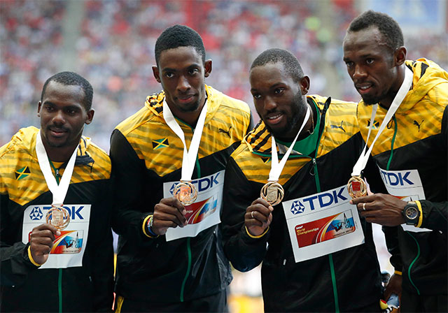 Junto a sus compañeros (de izq. a der.) Nesta Carter, Kemar Bailey-Cole y Nickel Ashmeade, Bolt mantuvo el reinado de Jamaica en esta prueba por tercera ocasión consecutiva.