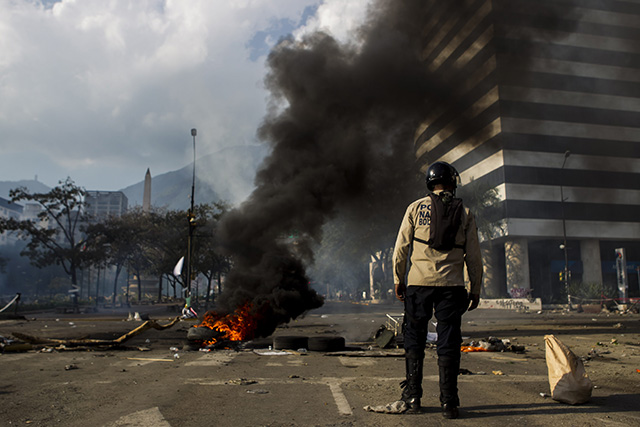 La defensora del pueblo de Venezuela ha contabilizado 21 muertos, además de que 10 personas cayeron tiroteadas en las barricadas.