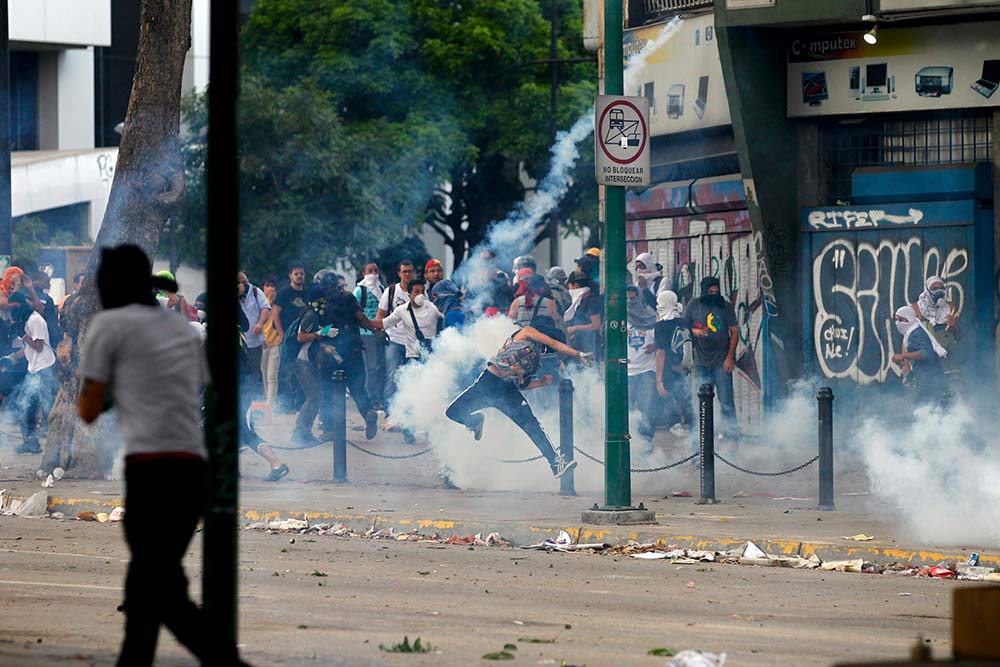 Venezuela está sumida en un clima de protestas desde el pasado día 12, con un saldo hasta el momento de 20 muertos, más de 250 heridos y centenares de detenidos.