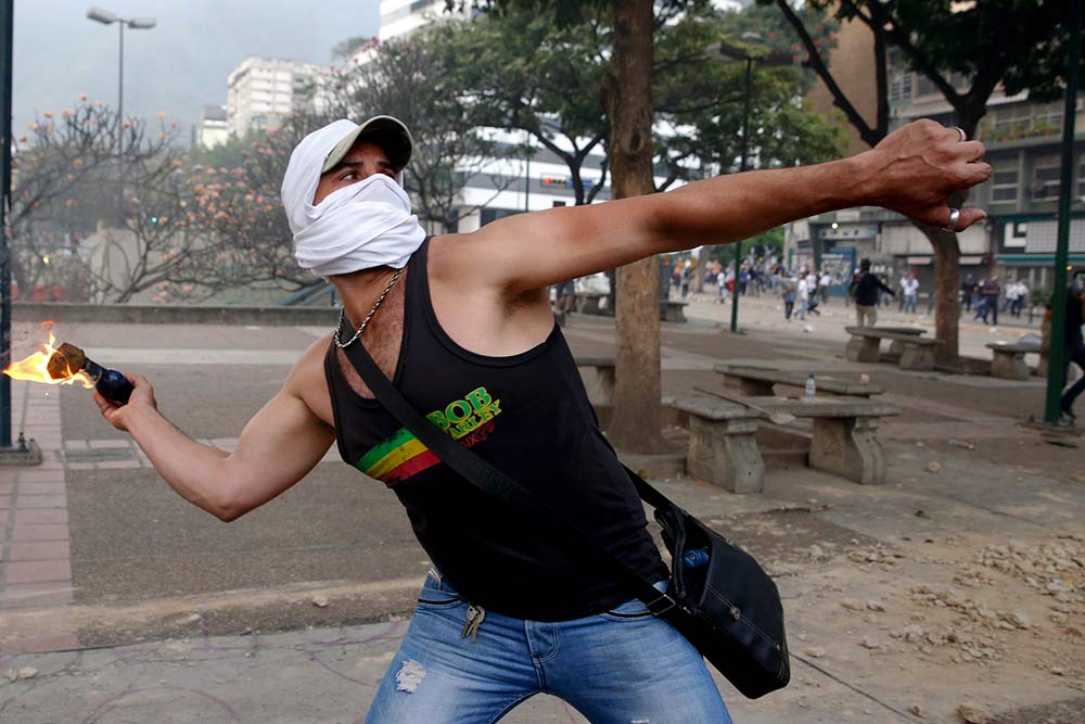Venezuela está sumida en un clima de protestas desde el pasado día 12, con un saldo hasta el momento de 20 muertos, más de 250 heridos y centenares de detenidos.