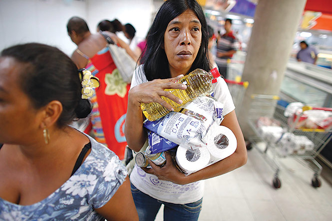 En mayo pasado varias ciudades tenían escasez de productos básicos como papel higiénico, pasta dental y toallas sanitarias. Fotos Reuters y Twitter