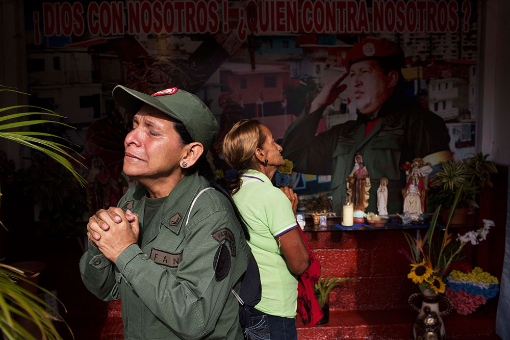 Mujeres visitan el mausoleo donde descansan los restos de Chávez, dentro del cuartel donde lideró un fallido golpe de Estado en 1992. Mujeres visitan el mausoleo donde descansan los restos de Chávez, dentro del cuartel donde lideró un fallido golpe de Estado en 1992.