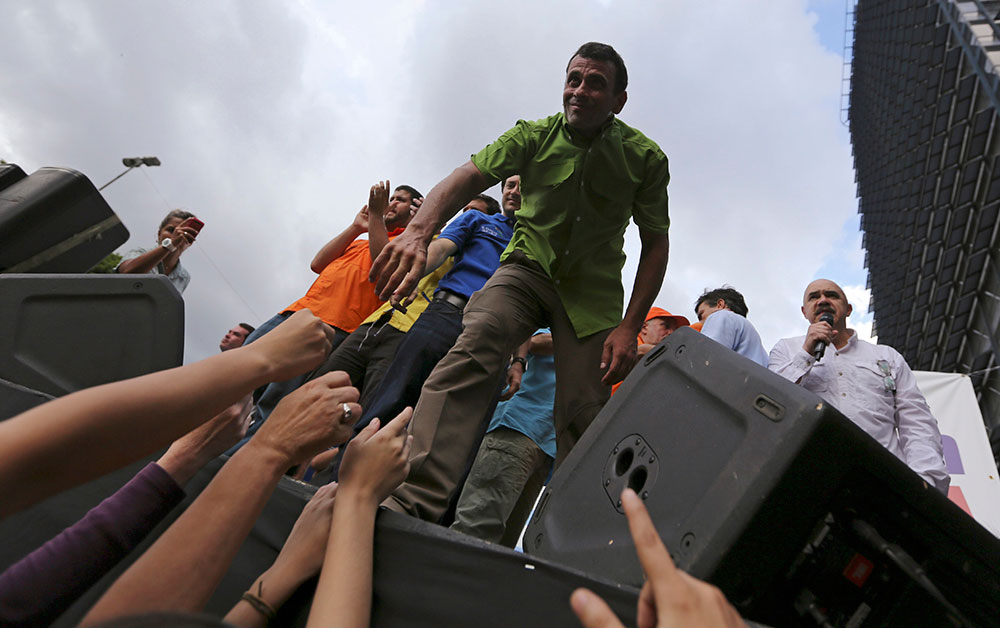 Las votaciones también medirán si la oposición, encabezada por Henrique Capriles, mantiene el apoyo cosechado en las presidenciales de abril, que perdió por poco margen frente al socialista Maduro.