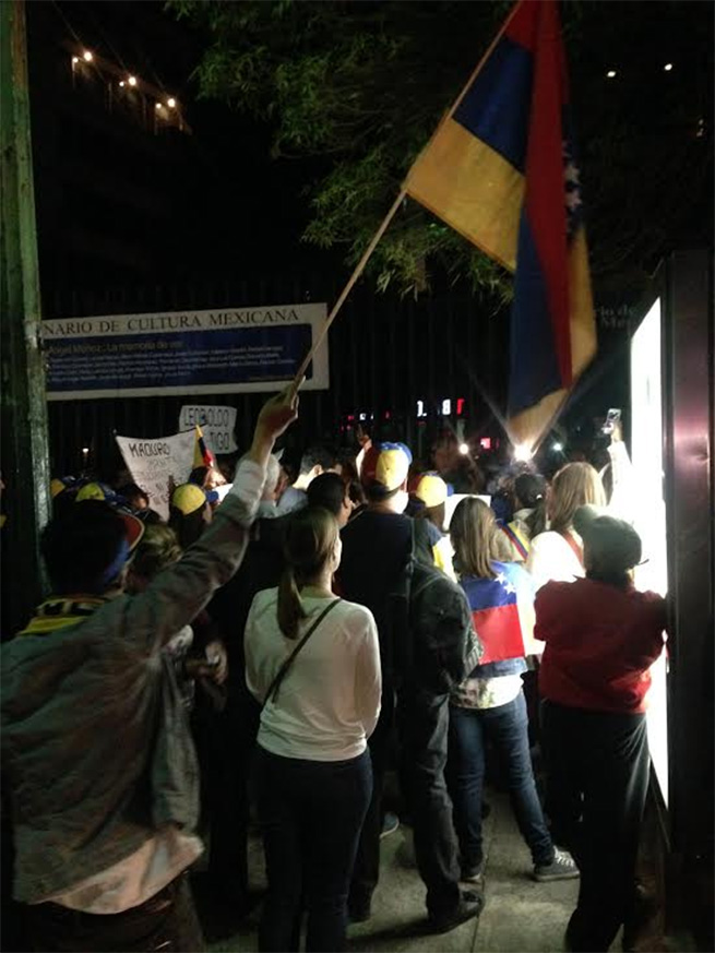Venezolanos protestan al exterior de las oficinas de la Organización de Estados Americanos en Polanco por la situación que se vive en su país Venezolanos protestan al exterior de las oficinas de la Organización de Estados Americanos en Polanco por la situación que se vive en su país