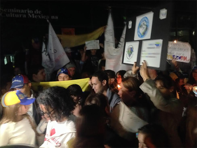 Venezolanos protestan al exterior de las oficinas de la Organización de Estados Americanos en Polanco por la situación que se vive en su país Venezolanos protestan al exterior de las oficinas de la Organización de Estados Americanos en Polanco por la situación que se vive en su país
