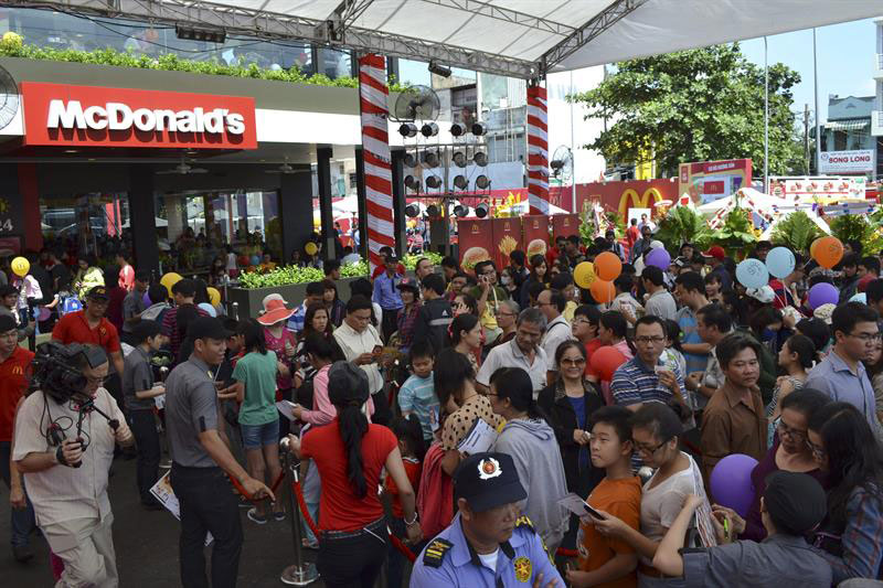 'Fiebre' de la hamburguesa. Cientos de vietnamitas hicieron largas filas este sábado para probar la comida del primer establecimiento McDonald's abierto en el país.