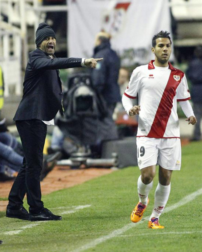 Paco Jeméz ha puesto en peligro su puesto en el Rayo al no poder salir de la zona de descenso. (EFE)