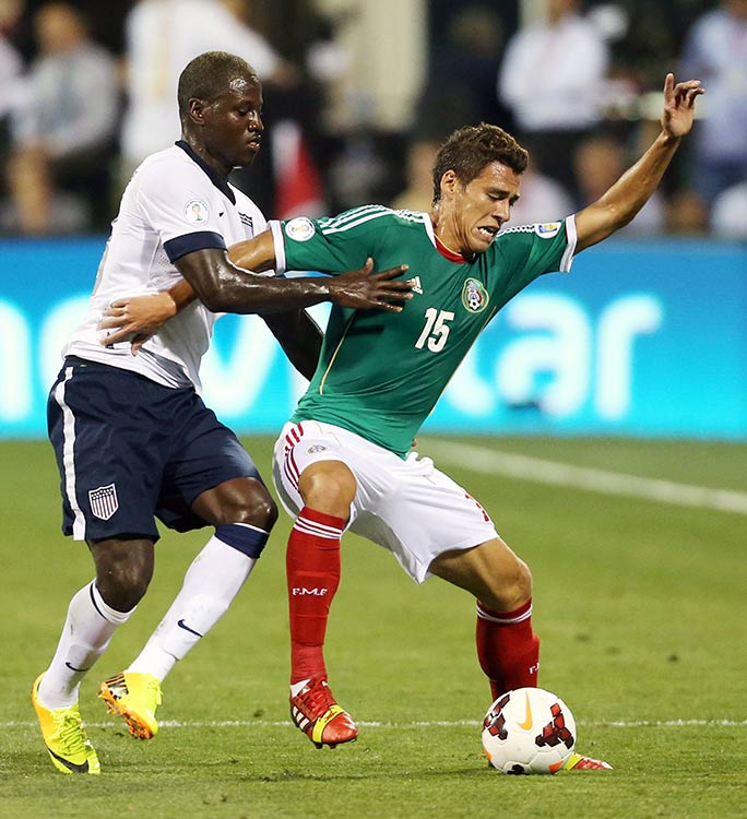 Héctor Moreno, atento en la marca. (EFE)