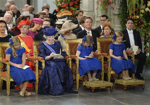 En primera fila estuvo la princesa heredera, Catalina-Amalia, de nueve años, junto a su abuela, la princesa Beatriz, y sus hermanas pequeñas,