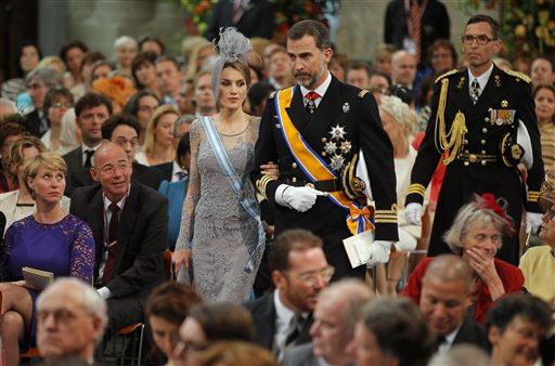 Previo a la investidura desfilaron miembros de las casas reales de todo el mundo. En la imagen, el príncipe Felipe de España y su esposa, la princesa Letizia.
