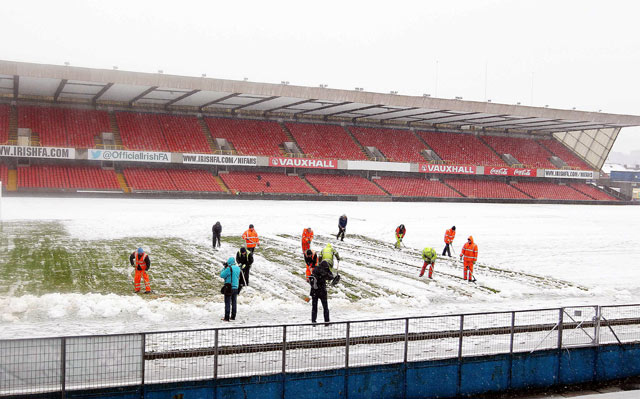 El césped del estadio de Windsor Park amaneció esta mañana cubierto de una gruesa capa de nieve (AP) El césped del estadio de Windsor Park amaneció esta mañana cubierto de una gruesa capa de nieve (AP)