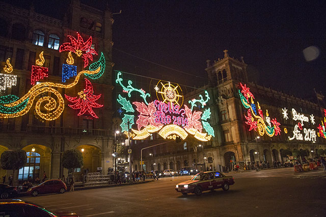 La iluminación en el Zócalo está conformada por ocho conjuntos decorativos. Foto: Ana Reyes La iluminación en el Zócalo está conformada por ocho conjuntos decorativos. Foto: Ana Reyes