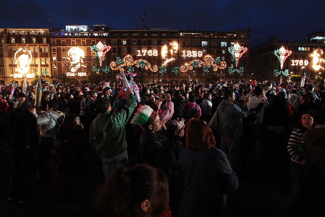 Miles de mexicanos se dieron cita en el Zócalo capitalino para presenciar el Grito. Foto: Notimex Miles de mexicanos se dieron cita en el Zócalo capitalino para presenciar el Grito. Foto: Notimex