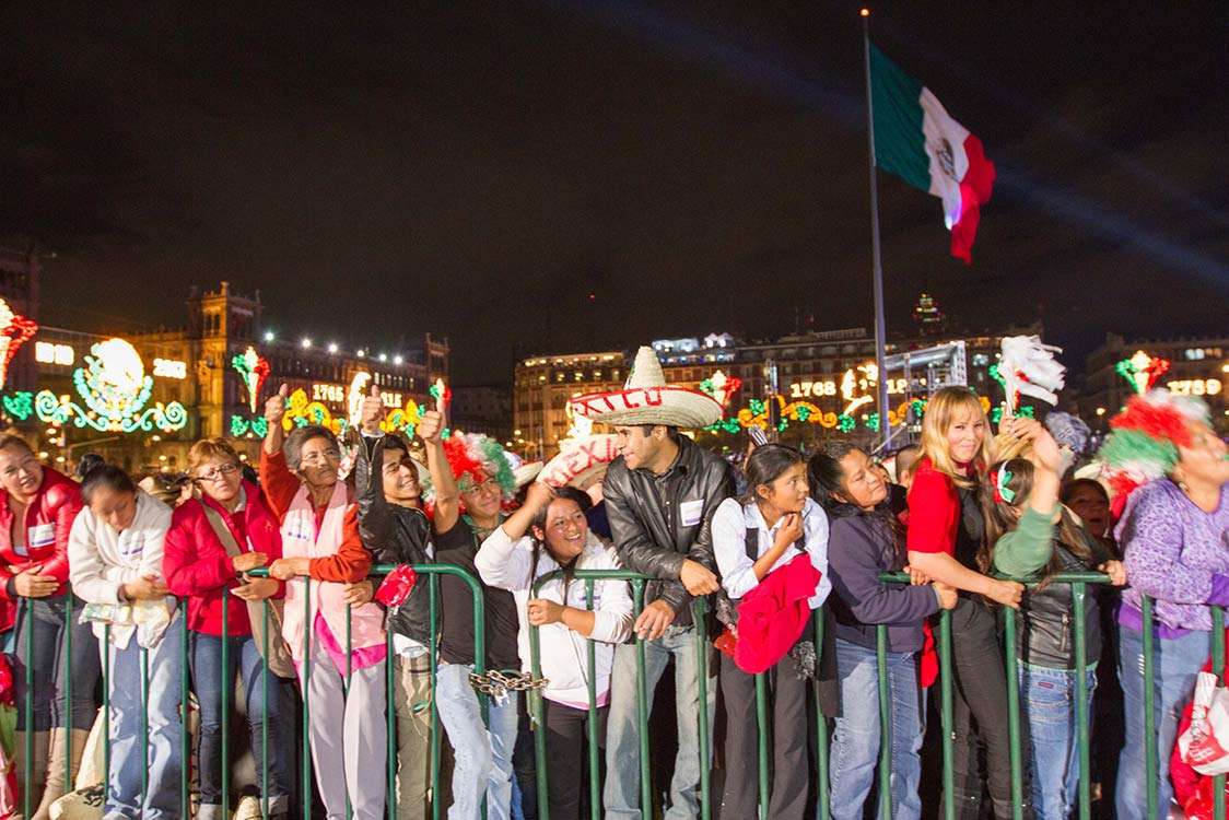 La espera de las primeras personas que llegaron a la explanada del Zócalo capitalino. Foto: Notimex La espera de las primeras personas que llegaron a la explanada del Zócalo capitalino. Foto: Notimex