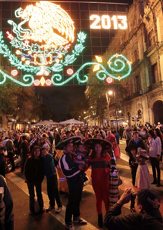 Familias enteras se dieron cita en la Plaza de la Constitución para los festejos patrios. Foto: Notimex Familias enteras se dieron cita en la Plaza de la Constitución para los festejos patrios. Foto: Notimex