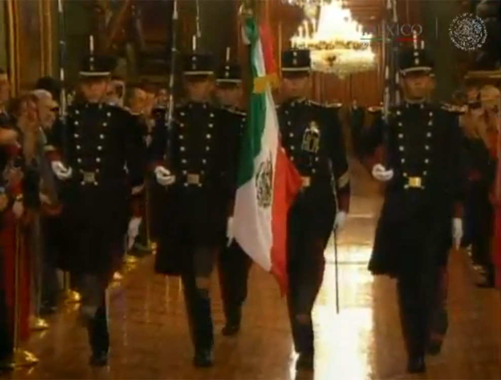 La escolta del Heroico Colegio Militar portó la bandera que posteriormente entregó al presidente de México. La escolta del Heroico Colegio Militar portó la bandera que posteriormente entregó al presidente de México.