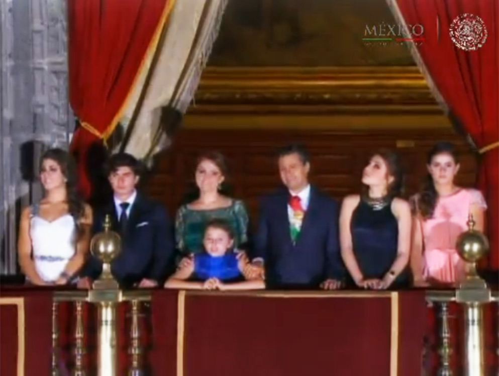 El presidente junto a su familia presenciaron el espectáculo de fuegos pirotécnicos. El presidente junto a su familia presenciaron el espectáculo de fuegos pirotécnicos.