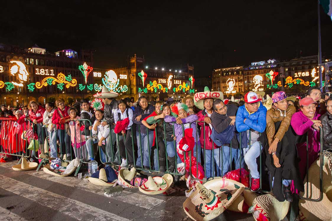 La espera de las primeras personas que llegaron a la explanada del Zócalo capitalino. Foto: Notimex La espera de las primeras personas que llegaron a la explanada del Zócalo capitalino. Foto: Notimex