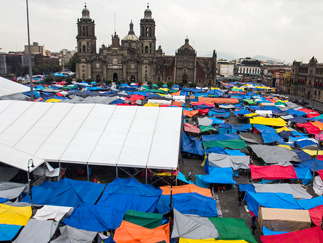 Maestros de la CNTE deliberan acciones en plantón del Zócalo Maestros de la CNTE deliberan acciones en plantón del Zócalo
