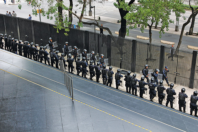 Una mayor cantidad de policías federales llegó ayer a las cámaras de Senadores y de Diputados para resguardar ambas instalaciones, mientras los integrantes de la CNTE se trasladaban del Zócalo capitalino a Reforma, Insurgentes y Bucareli para bloquear la circulación. Por momentos, Reforma lució vacía, en tanto que en las calles aledañas agentes intentaban dirigir el tránsito vehicular. Una mayor cantidad de policías federales llegó ayer a las cámaras de Senadores y de Diputados para resguardar ambas instalaciones, mientras los integrantes de la CNTE se trasladaban del Zócalo capitalino a Reforma, Insurgentes y Bucareli para bloquear la circulación. Por momentos, Reforma lució vacía, en tanto que en las calles aledañas agentes intentaban dirigir el tránsito vehicular.