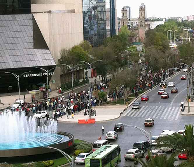 Cientos de zombies se reunieron en la Plaza de las Tres Culturas para realizar el ZombieWalk 2013. Cientos de zombies se reunieron en la Plaza de las Tres Culturas para realizar el ZombieWalk 2013.