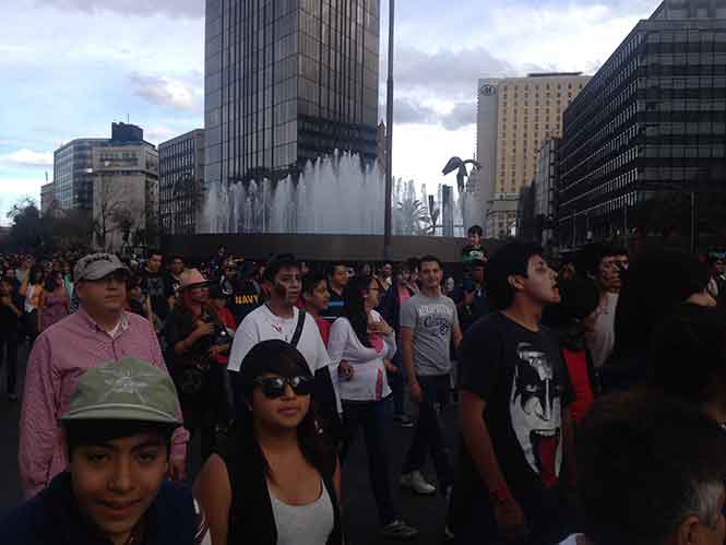 Cientos de zombies se reunieron en la Plaza de las Tres Culturas para realizar el ZombieWalk 2013. Cientos de zombies se reunieron en la Plaza de las Tres Culturas para realizar el ZombieWalk 2013.