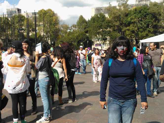 Cientos de zombies se reunieron en la Plaza de las Tres Culturas para realizar el ZombieWalk 2013. Cientos de zombies se reunieron en la Plaza de las Tres Culturas para realizar el ZombieWalk 2013.